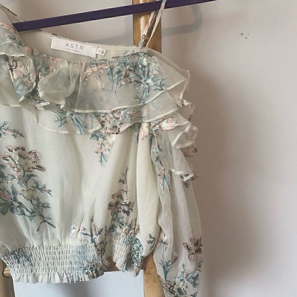 ASTR THE LABEL *NWT* SMALL Ivory Flowered One Shoulder Top - Picture 7 of 9